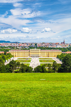 奥地利维也纳，一个阳光明媚、蓝天、白云密布、风景秀丽的大帕特尔花园的熊布伦宫经典风景