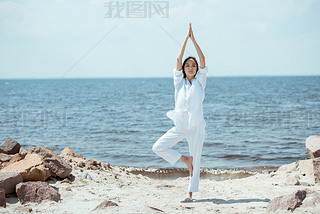 Ůվںߵ vrikshasana () ϵǰɫ 