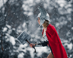 妇女在德国斯堪的纳维亚人的形象的雷声和风暴的神与锤子在她的手。cosplay.