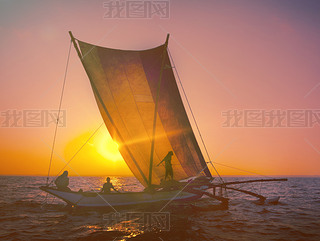 pcheurs sur catamaran au coucher du soleil