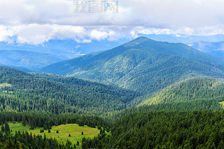 明亮、 风景如画的喀尔巴阡山脉景观。Chornogora 脊，乌克兰，欧洲.