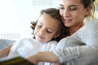 maman et livre de lecture fille