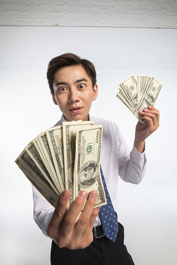 贪财的人摄影图|商务青年男人拿着美元