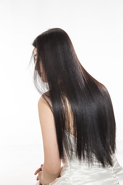 有着柔顺的长发的美女