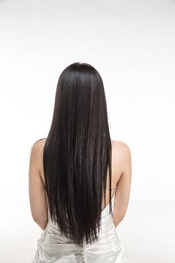 有着柔顺的长发的美女