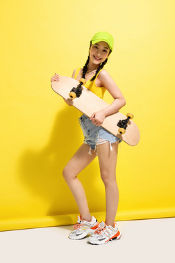 漂亮的青年女人抱着滑板