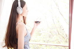青年女人听音乐