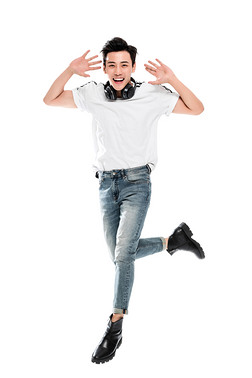 男青年全身素材摄影图|快乐跳跃的男青年