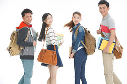 年轻的大学生背着书包