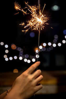 手拿仙女棒烟花摄影图|手拿烟花