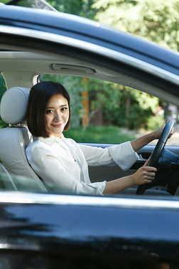 青年女人开车
