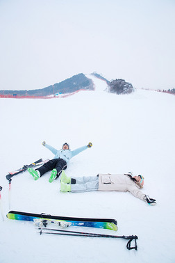 青年伴侣放松的躺在雪地上