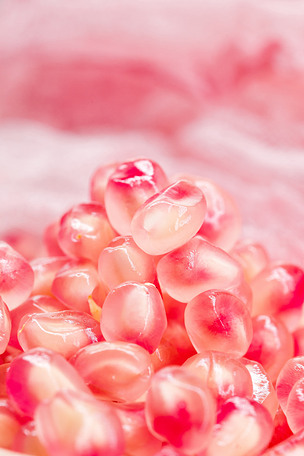 粉红石榴果实竖版唯美拍摄