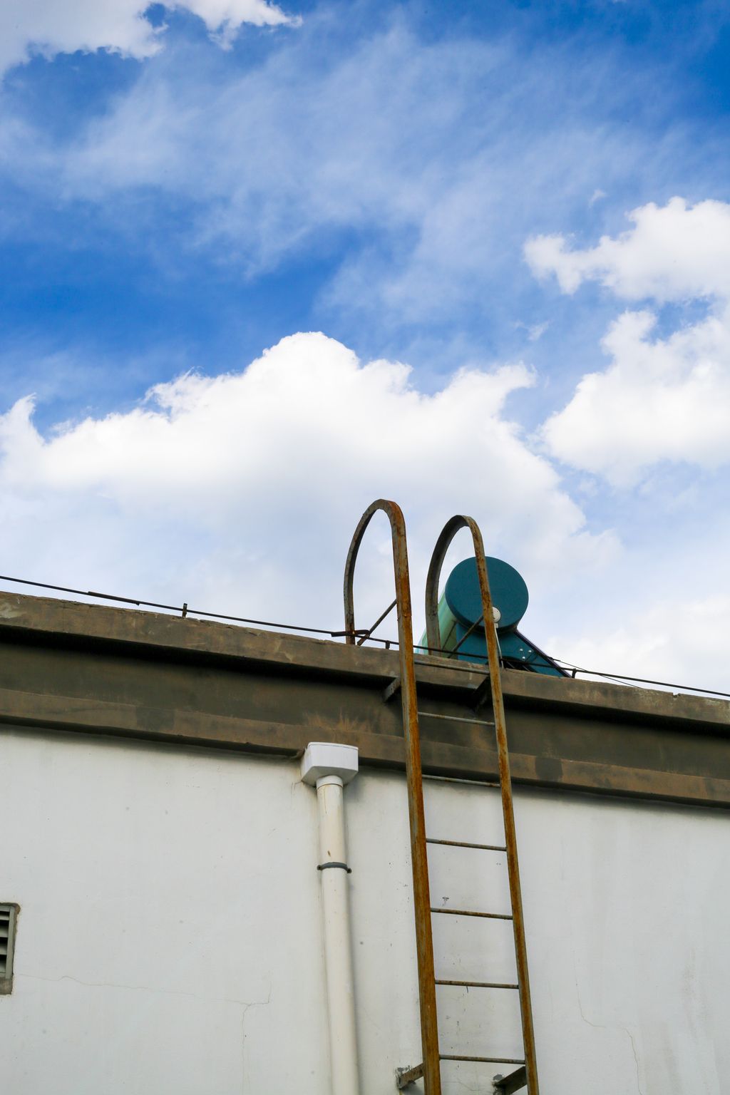 原创蓝天白云下的天台上的爬梯版权可商用