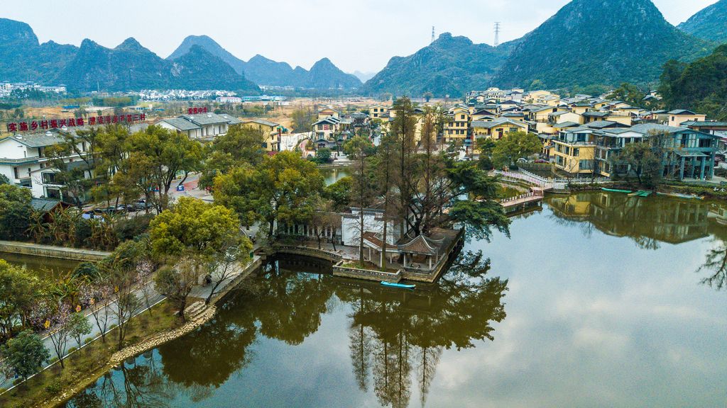 航拍实拍桂林芦笛景区风景