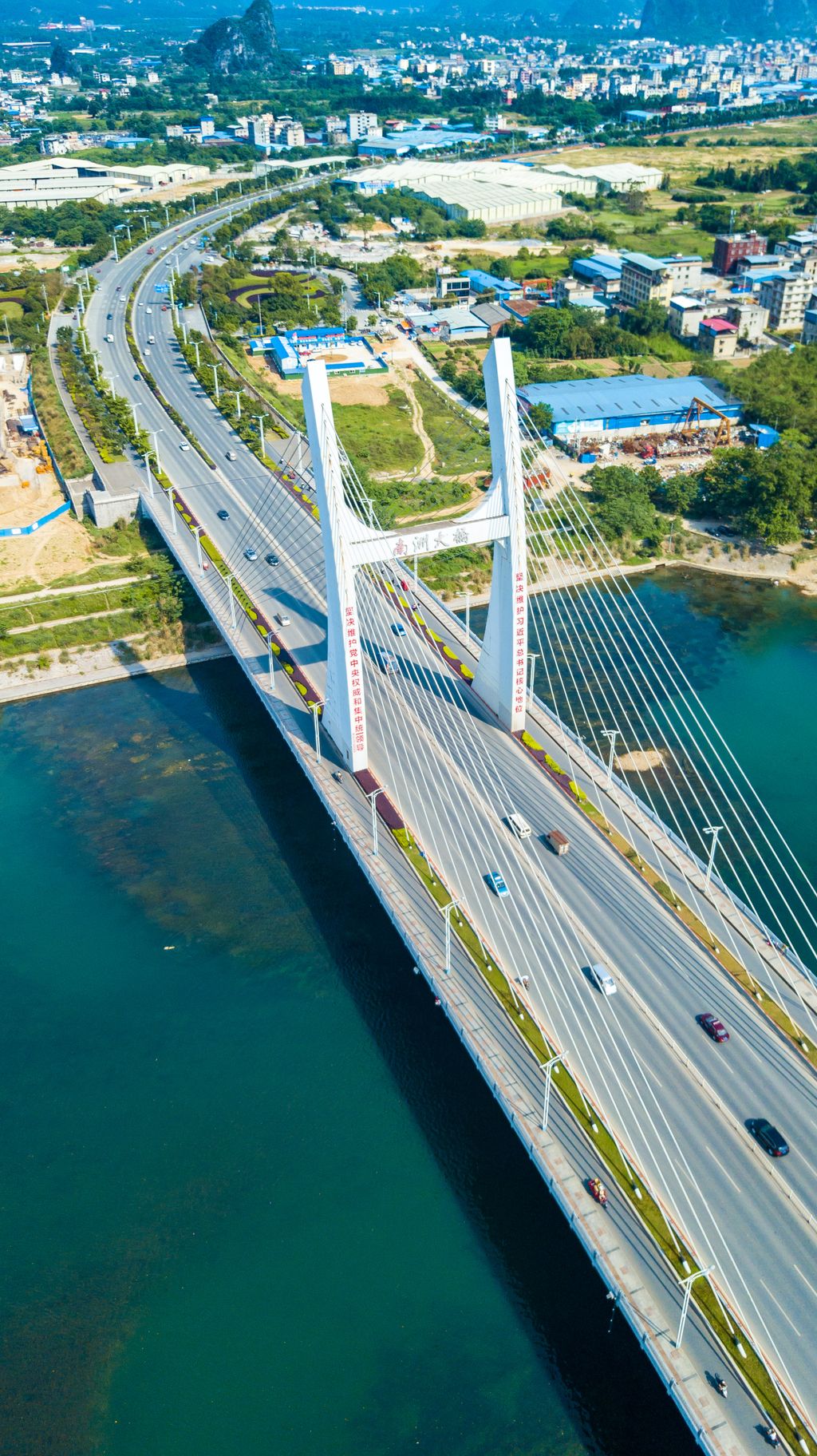 竖拍竖屏航拍漓江上的大桥南洲大桥交通公路风光
