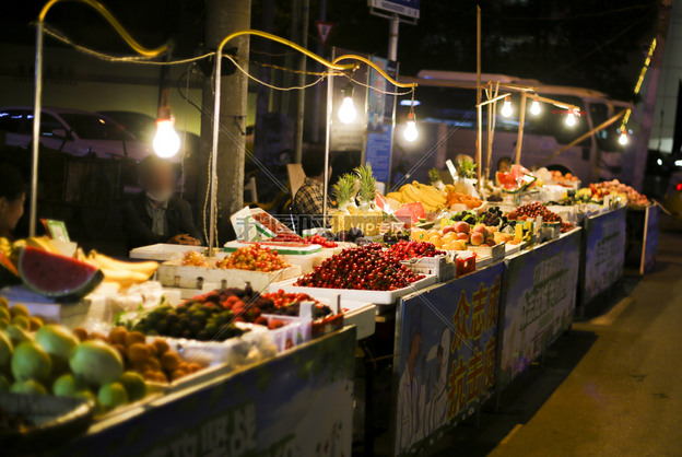 地摊经济夜市上的小吃美食