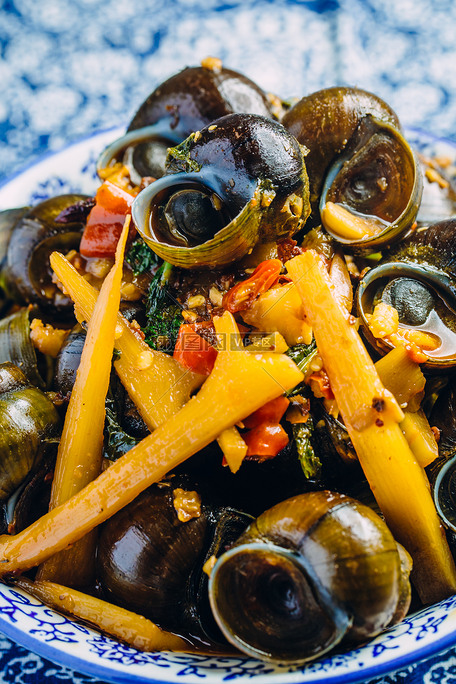 酸笋炒田螺美食摄影