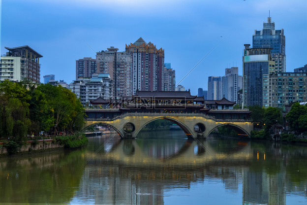 四川成都傍晚的九眼桥上观锦江风光