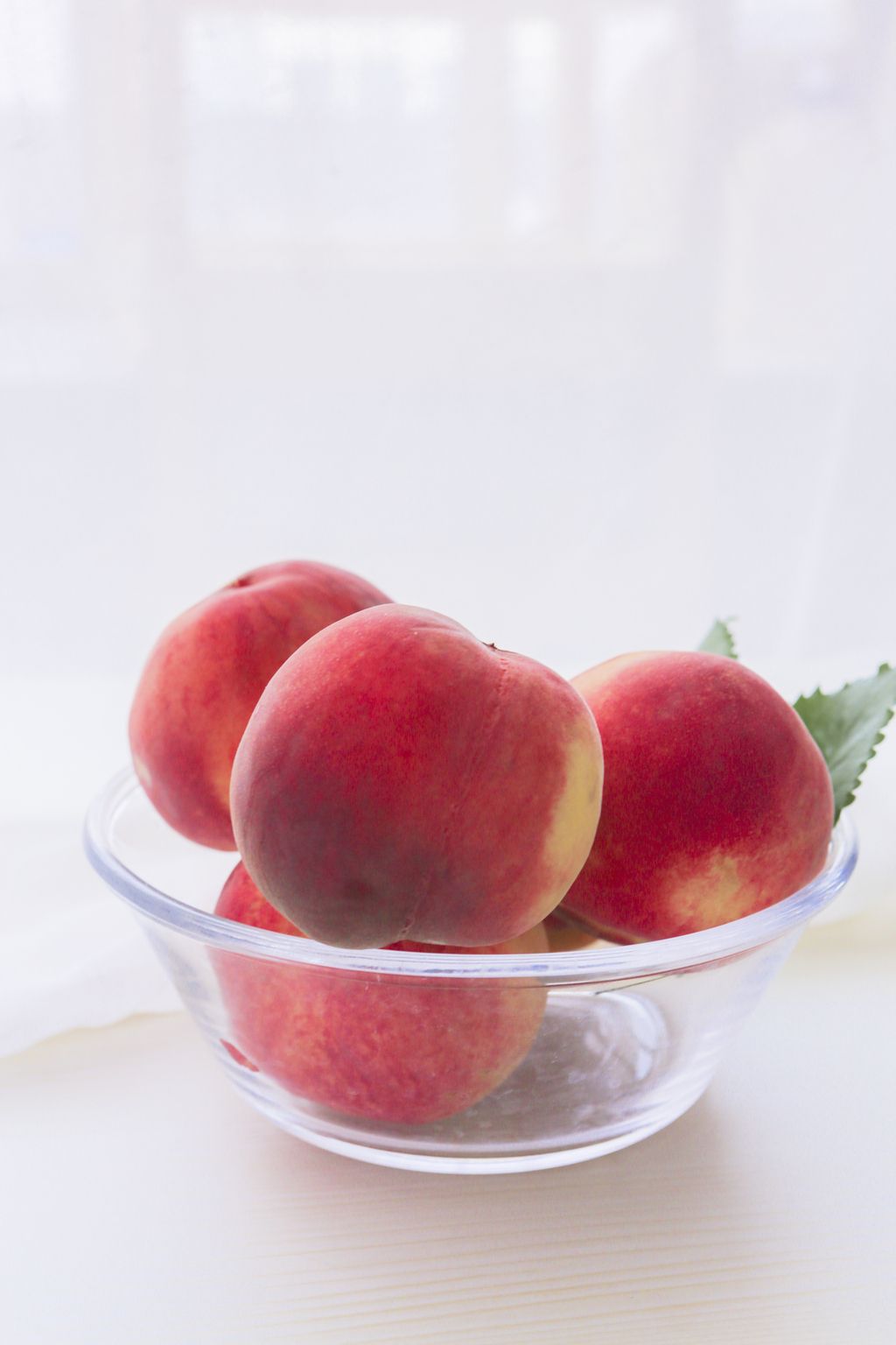 原创夏季小清新场景水果桃子水蜜桃版权可商用