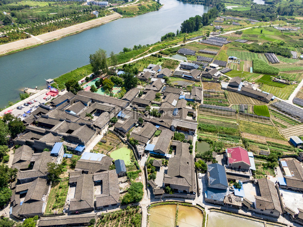 航拍河边村落