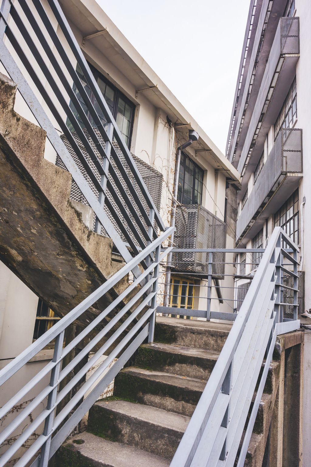 室外仰拍楼梯摄影图照片