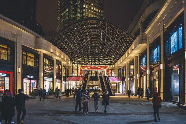夜晚商场外景摄影图