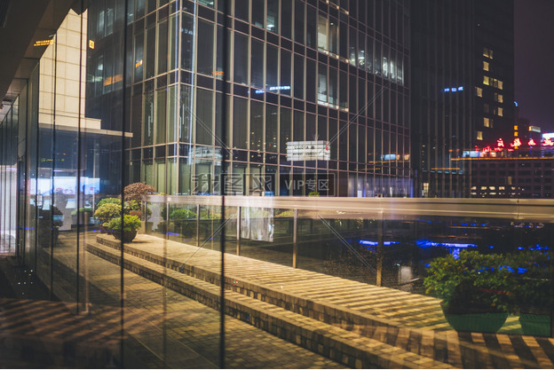 夜晚公司大楼摄影图