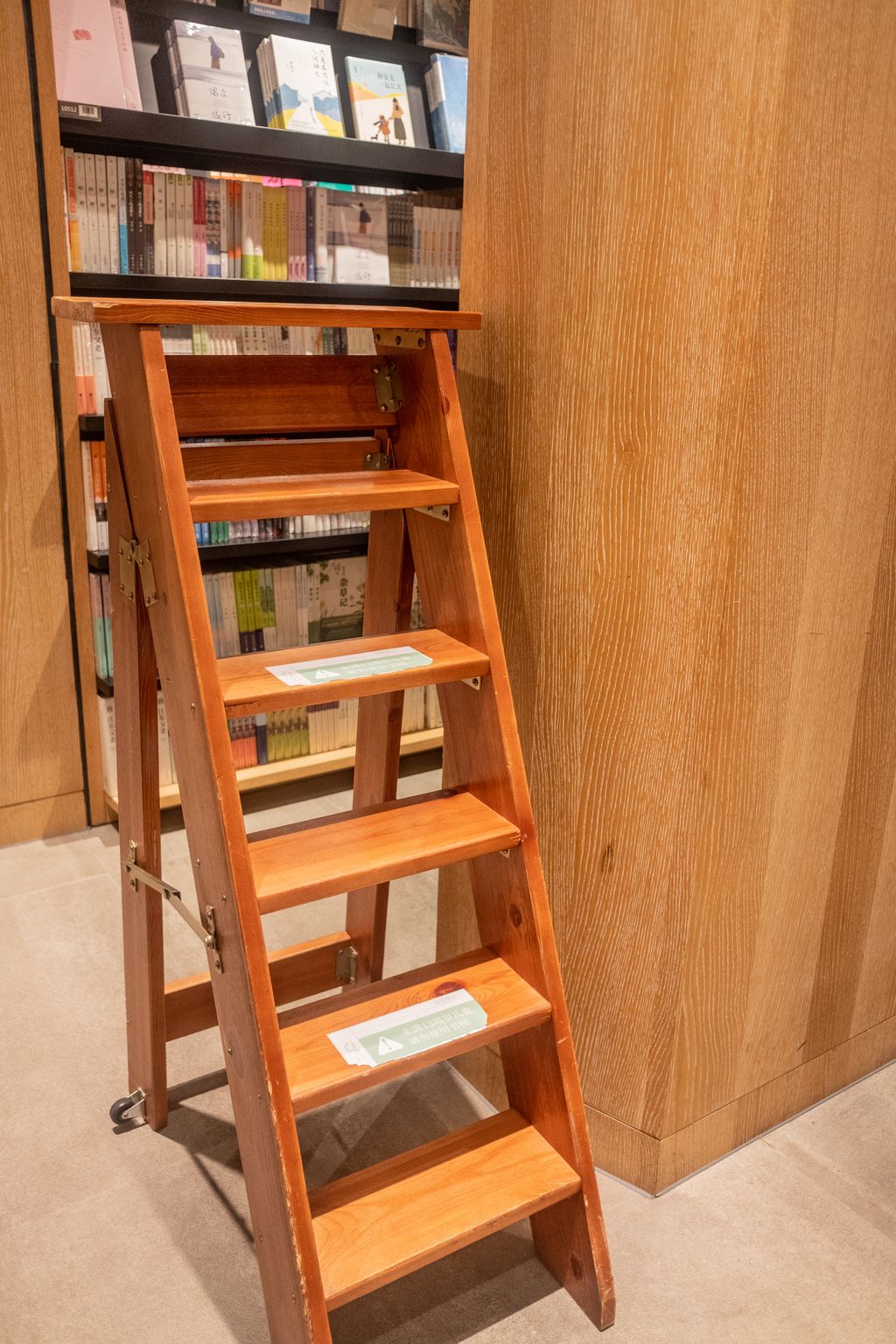 书店图书馆木质梯子