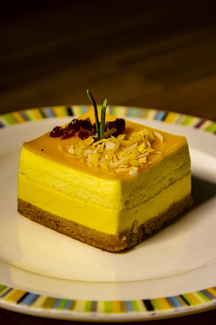 一块芒果布丁蛋糕