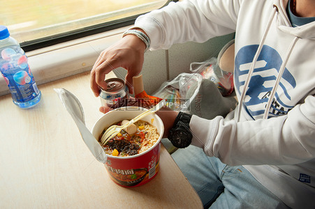 春运火车上吃泡面的男人