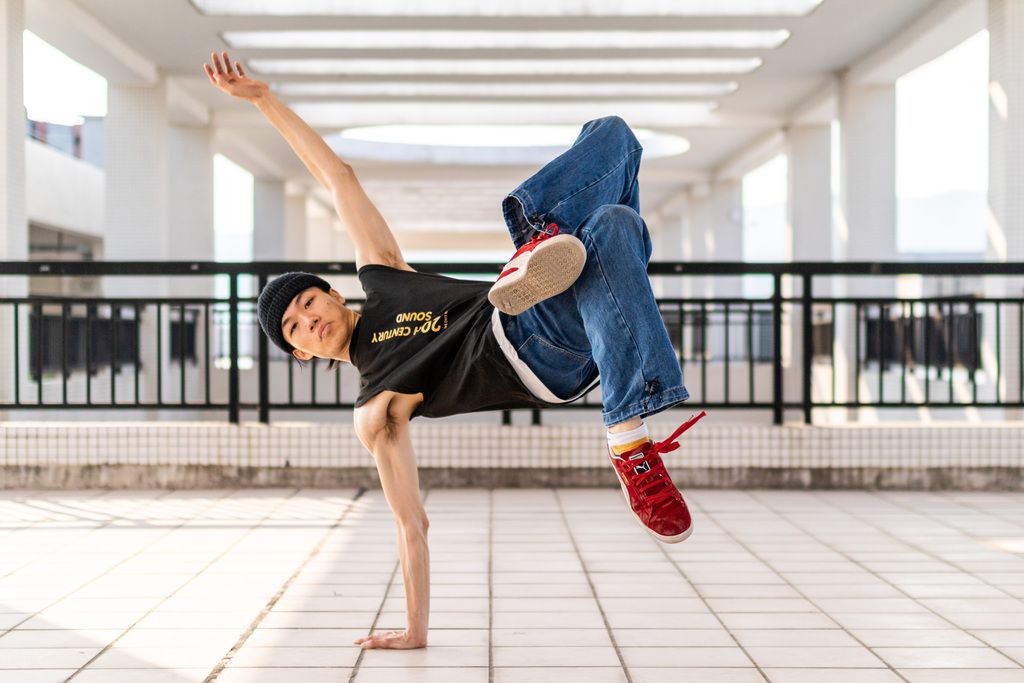 户外breaking街舞青年男子