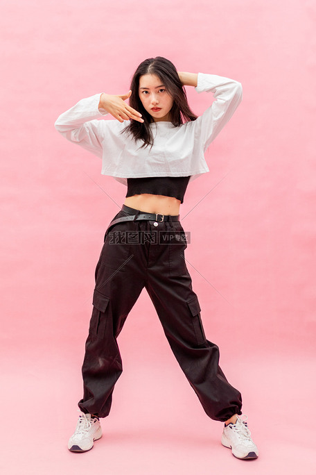爵士街舞青年女生跳舞技巧动作