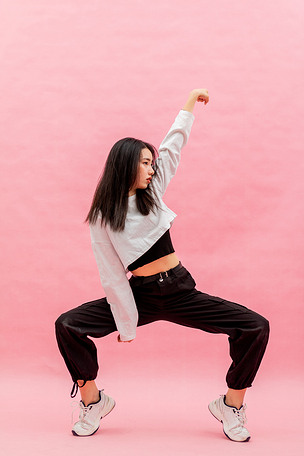 爵士街舞青年女生跳舞技巧动作