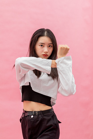 爵士街舞青年女生跳舞技巧动作