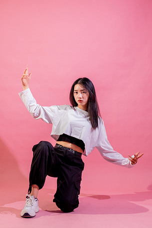 爵士街舞青年女生跳舞技巧动作