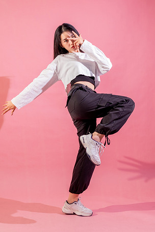 爵士街舞青年女生跳舞技巧动作