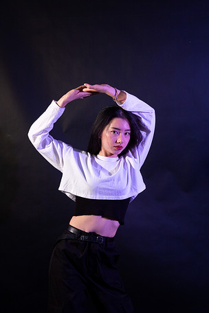 爵士街舞青年女生跳舞技巧动作