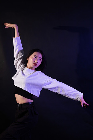 爵士街舞青年女生跳舞技巧动作