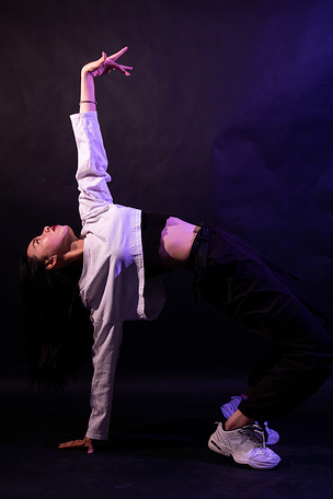 爵士街舞青年女生跳舞技巧动作