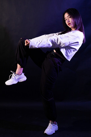 爵士街舞青年女生跳舞技巧动作