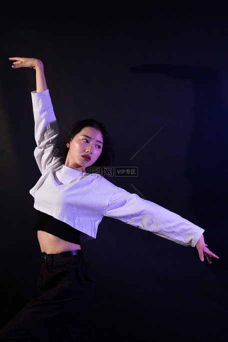 爵士街舞青年女生跳舞技巧动作