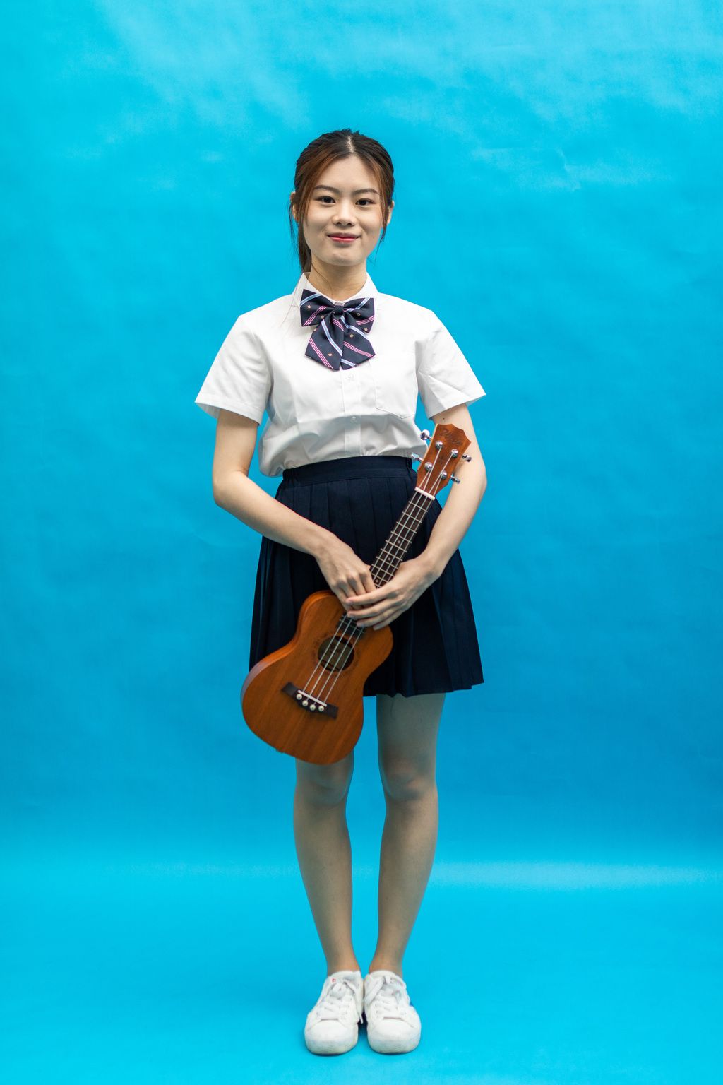 弹尤克里里的青年女性人像棚拍下载-编号26847442-人物情感-我图网