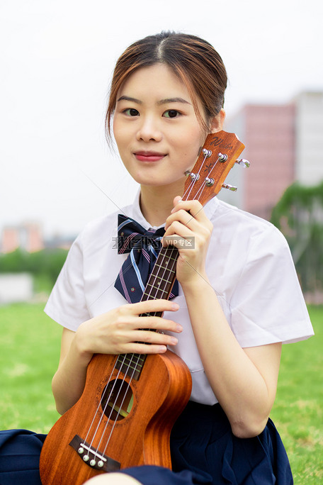 户外青年女子草地上弹尤克里里