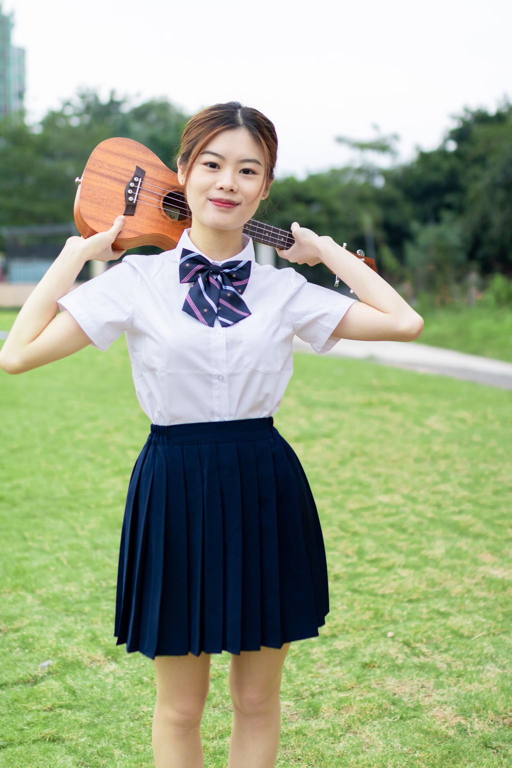 弹尤克里里的青年女性人像