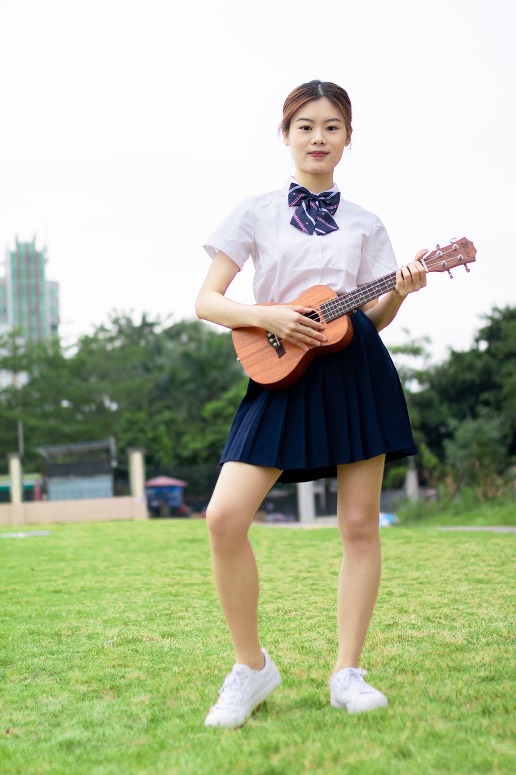 弹尤克里里的青年女性人像下载-编号26847334-人物情感-我图网