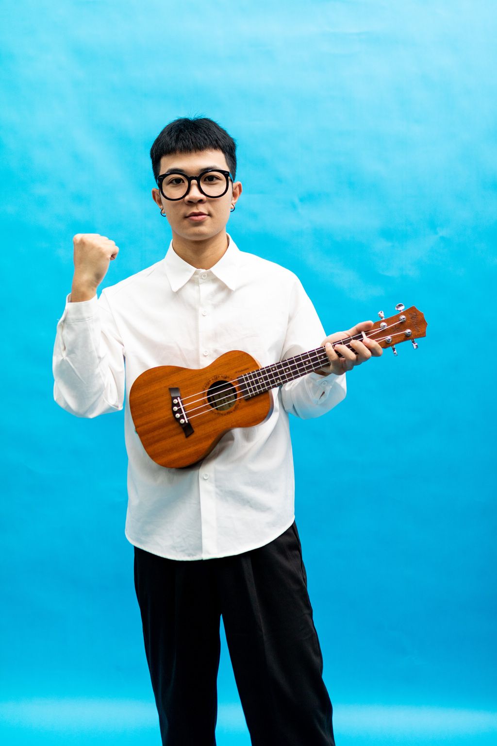 弹尤克里里的青年男子男性人像棚拍下载-编号26846439-人物情感-我