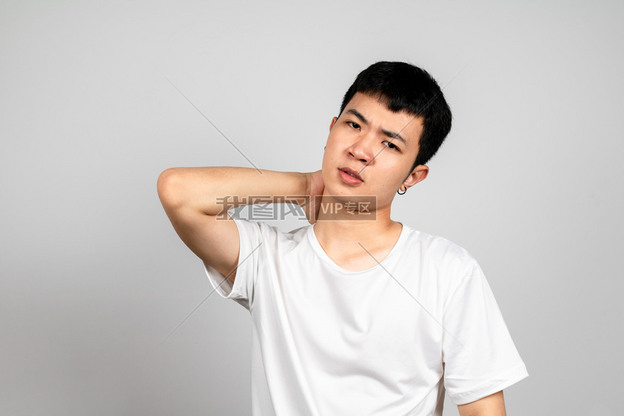 青年男性面部动作上半身展示