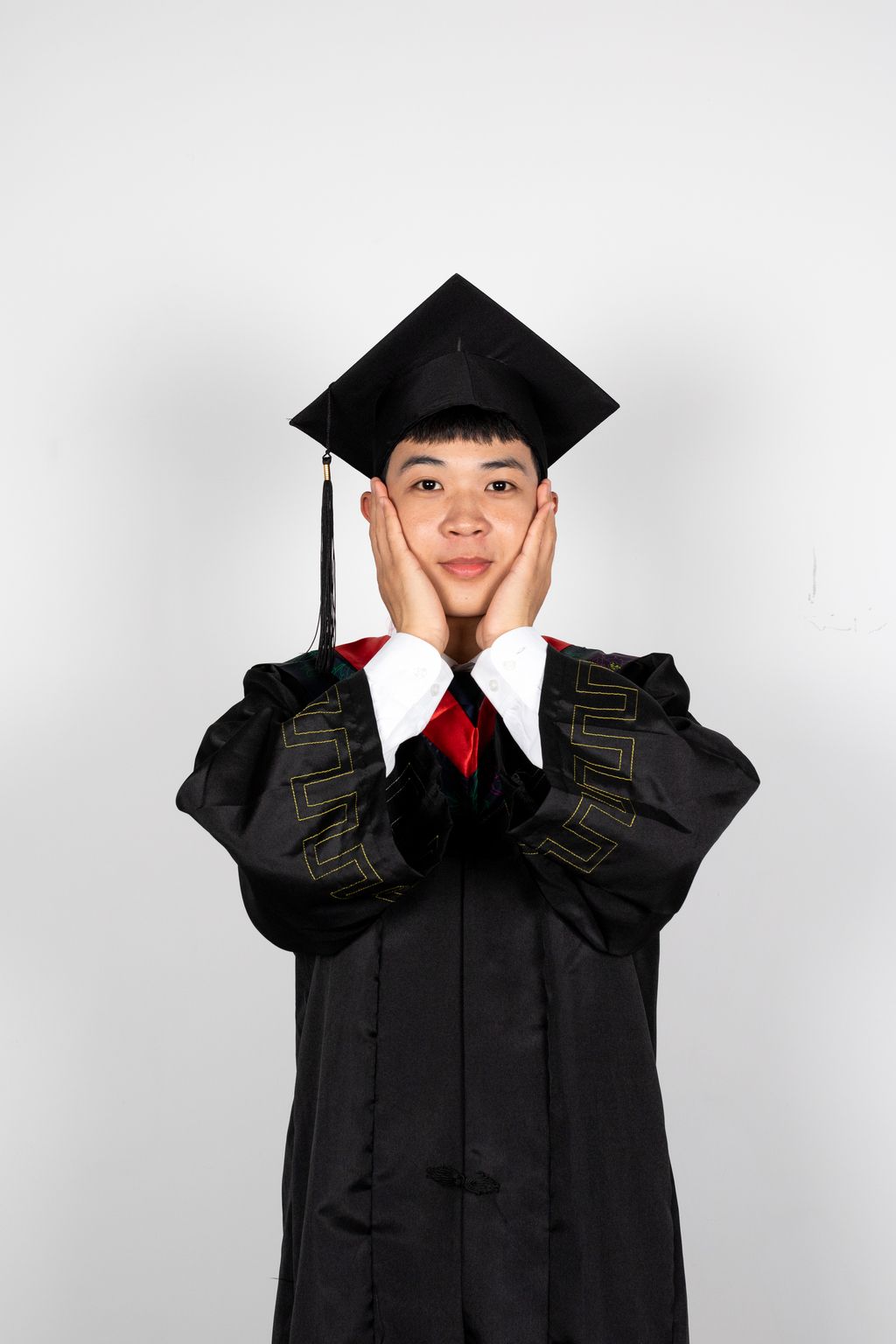 大学生毕业穿学士服毕业照