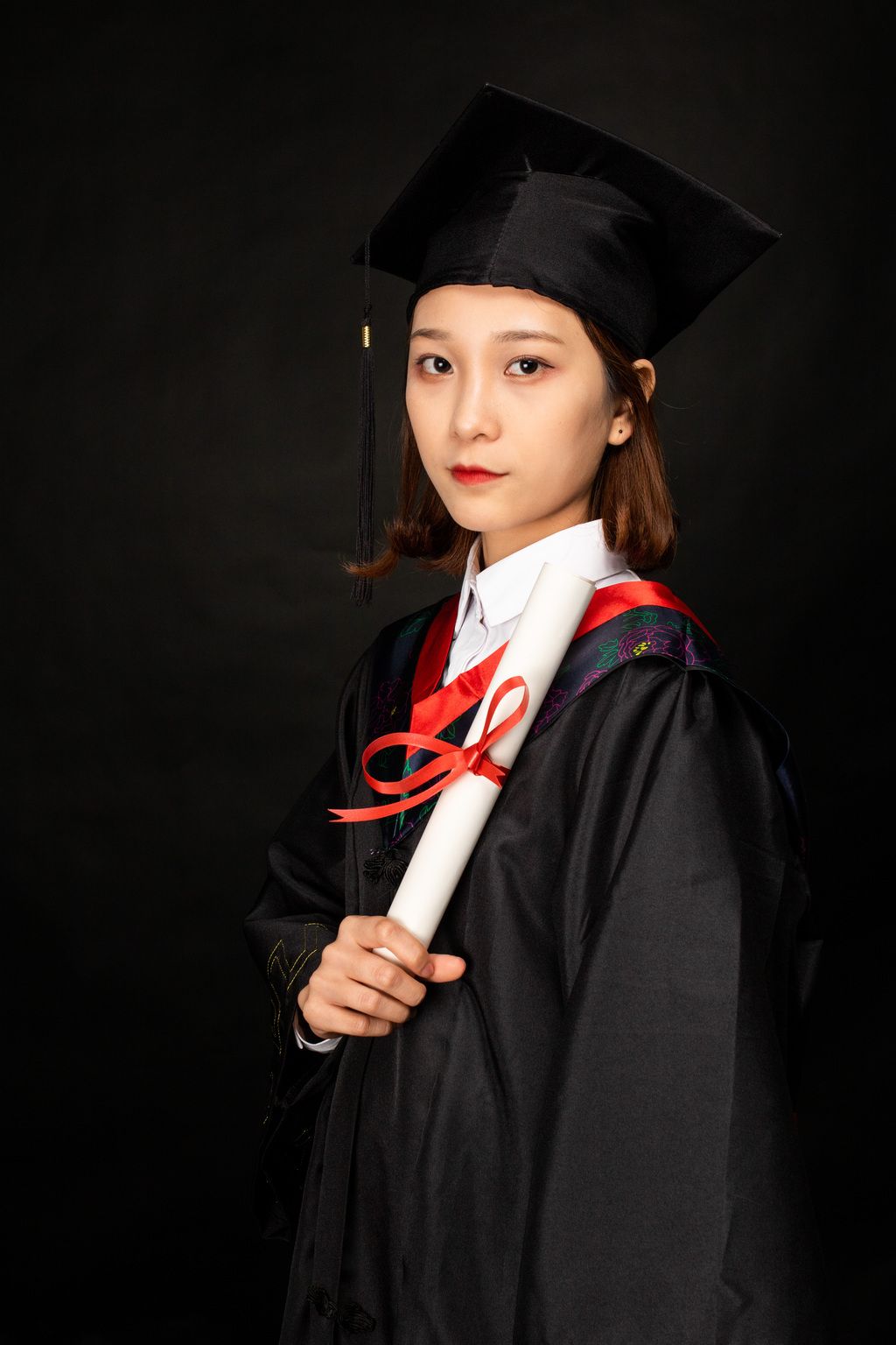 原创大学生穿学士服棚拍毕业照动作形象展示版权可商用